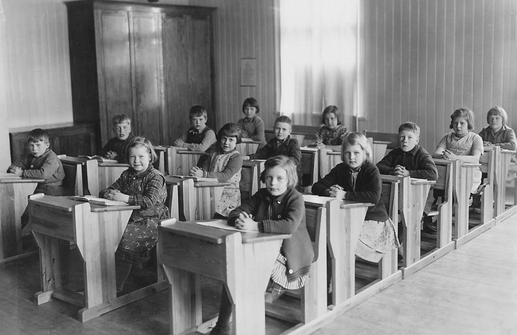 SEGERSTA SKOLA, klass 1 och 2, 1937-38 Bortre raden fr.v: Ingvar Karlsson, Lövnäs, Acke Selander, Frasta mejeri, Gunnar Viman, Öja prästgård, Vera Nilsson, Östra Fyrby. Mellanraden fr.