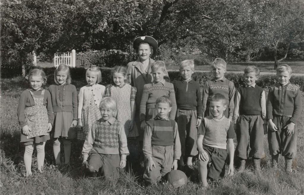 VÄSTERMO KYRKSKOLA, klass 2, 1948 Längst bak: Lärarinnan Karin Larsson Stående fr.
