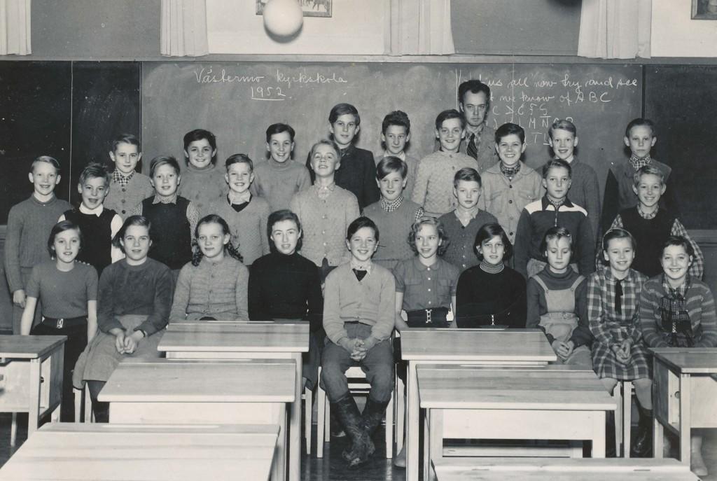 VÄSTERMO KYRKSKOLA, klass 5 och 6, 1952 Övre raden fr.