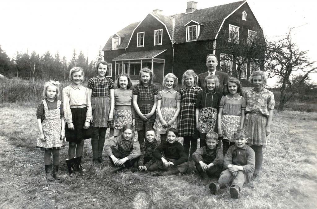 TOVHULTA SKOLA, klass 3-6, 1945 Stående fr.