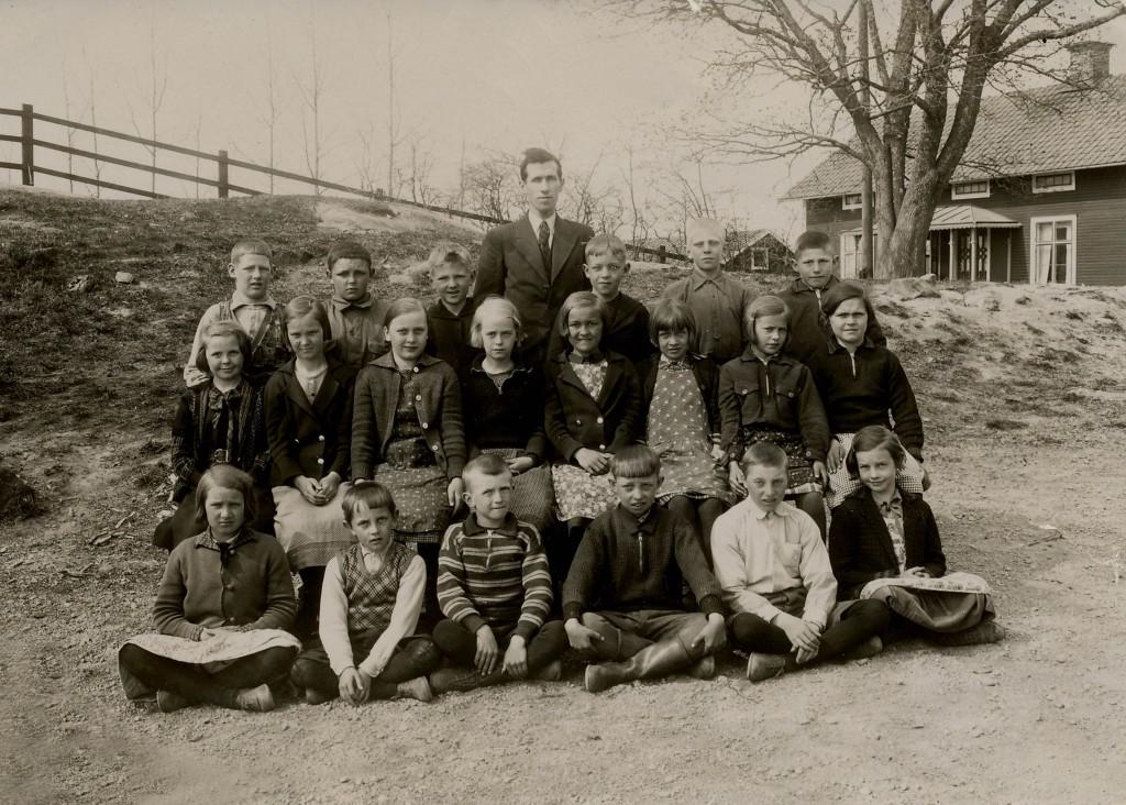 VÄSTERMO KYRKSKOLA, klass 3-4, 1934-35 Bakre raden fr.