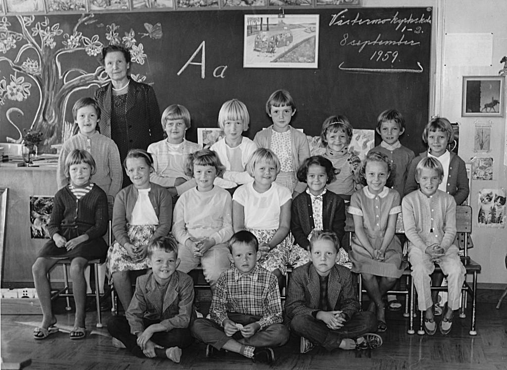 VÄSTERMO KYRKSKOLA, klass 1 och 2, 1959_60 Översta raden fr.