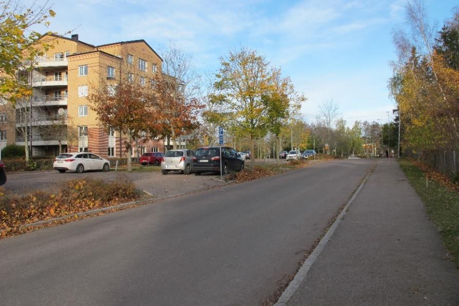 Vy från Prästgatan med planområdet till höger i bilden. Fyrisvallsgatan med planområdet till vänster i bilden.
