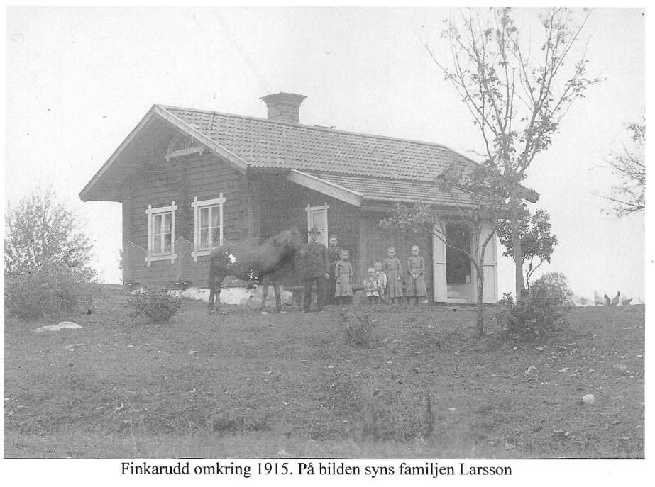Hon var född 9 oktober 1887 på Kalvholmen. Efter bröllopet hade de flyttat in i det då nybyggda huset Vilan. Hade Johan Gustaf byggt Vilan?