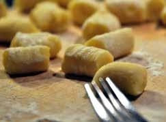 Basingredienserna i gnocchi är potatis, på vissa håll mannagryn, mjöl och oftast ägg.