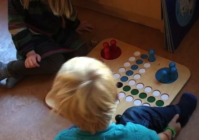 5 markörer kan ses som 3 och 2 eller 2 och 2 och 1 eller 4 och 1 Figur 3. Subitisering underlättar föreställningar om uppdelning och sammanläggning Bild 4.