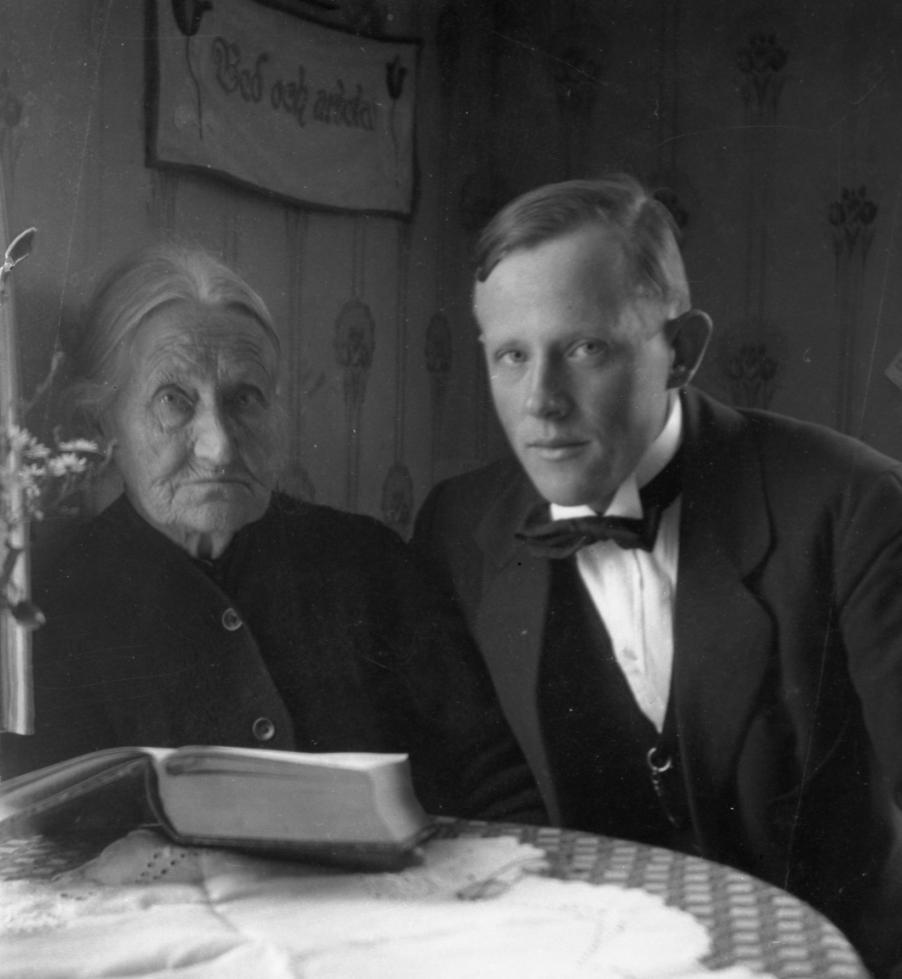 JOEL ANDERSSON; FOTOGRAF, NATURÄLSKARE OCH LANTBRUKARE Joel Algot Linus Andersson föddes den 26 november 1892 i Femsjö kyrkby på den gård, som för dagens Femsjöbor är känd som Hilmagården.