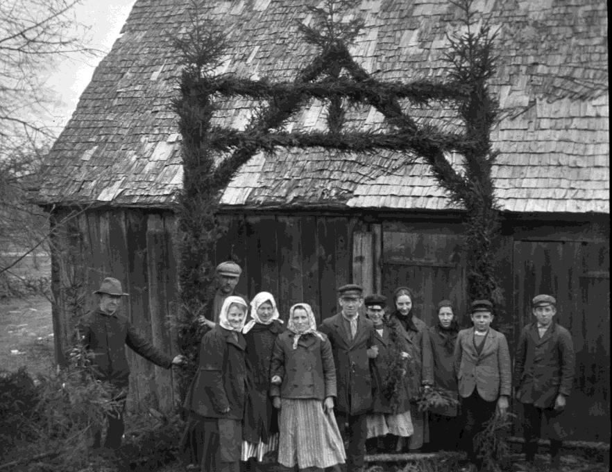 Bröllopsfotona är väl troligen beställningar liksom fotona på bröllopsgästerna och på gästerna vid äreportagillena. Det var tradition att de som varit med och bundit äreporten skulle bjudas på kalas.