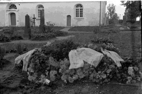 Skolfoton och och David Persson - den äreport, som stod vid kyrkan. foton från barnkalas är Platsen är enligt Karl-Erik Jonsson bakom Josua vanliga. Det är belagt att Anderssons uthus.