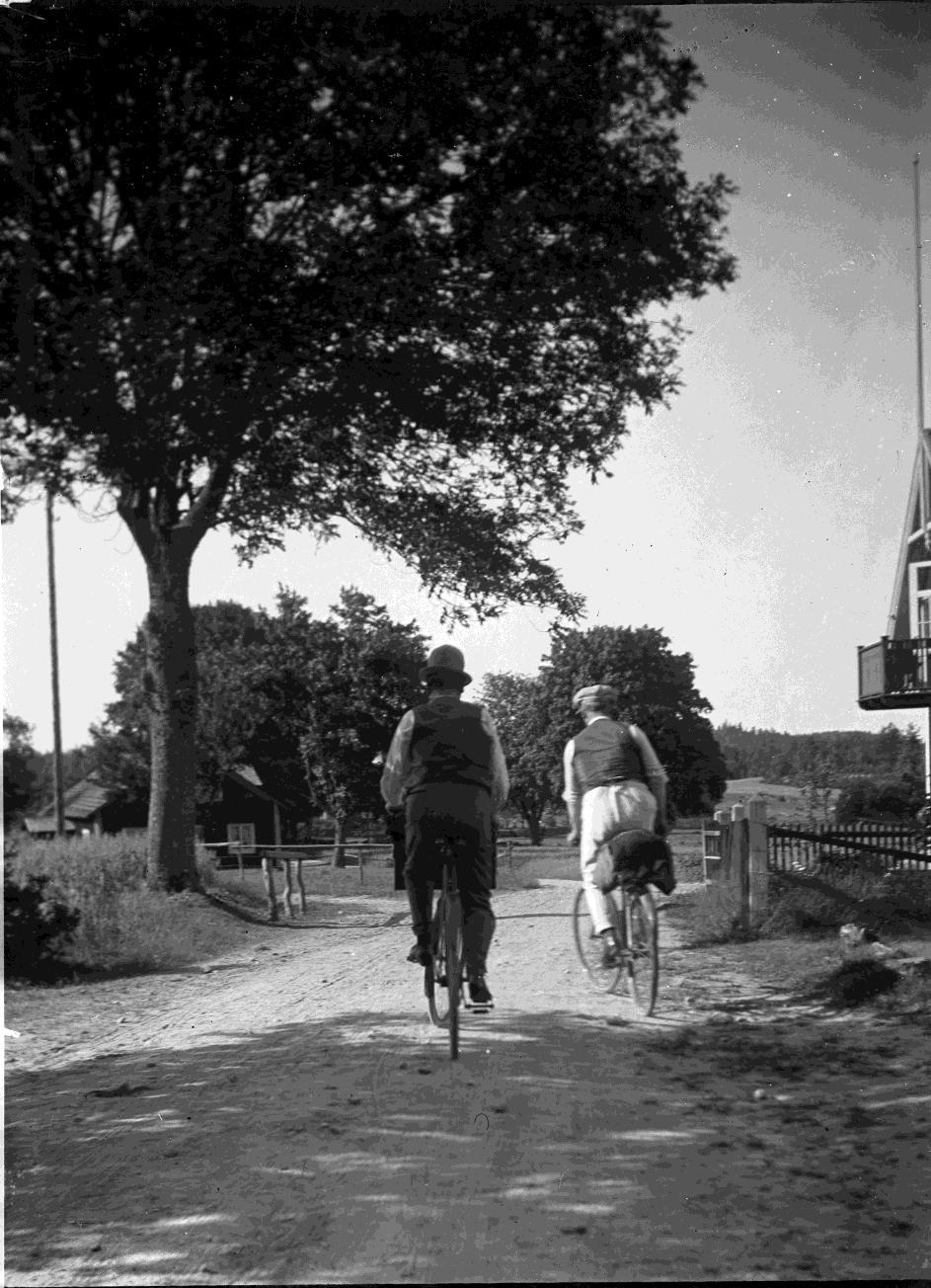 Cyklister kanske på väg till Falkenberg (b23) Cyklisterna till vänster är Teodor och Carl Wallin och kortet måste vara från tidigt 1920-tal.