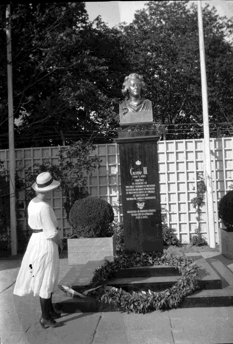 Från när och fjärran I Göteborg 1923 (b301) Femsjö ungdom var då och då ute och reste och då var Joel med och fotograferade. En bild på en staty av Gustav III kom fram. Var står den statyn?