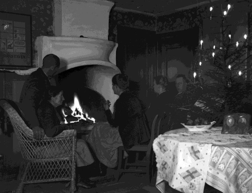 Fotot från julen och tagit i det rum, som var post- och kommunalkontor (8). Från vänster ser vi Joel, mor Anna Stina, Hilma, Hanna och Anders. Den öppna spisen finns idag en trappa upp i Hilmagården.