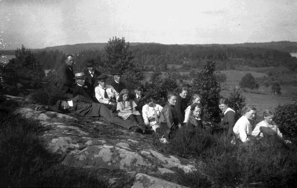 Gruppen i det gröna med Färgen skymtande i bakgrunden kan man gissa är just ett foto tagit en söndagseftermiddag (30:8).