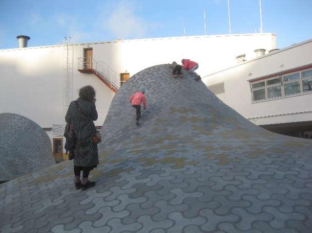 /Siv Siv fotis. Kvar muzeoj 1. Subtera Muzeo en Helsingfors Jen foto pri la tegmento de nova muzeo Amos Rex en Helsingfors.
