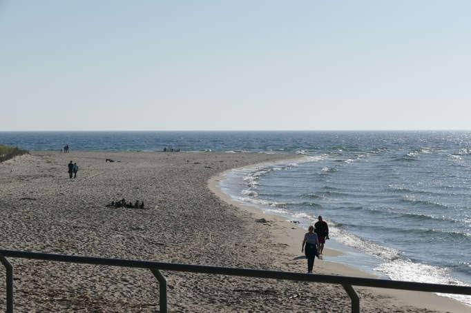 Efter en god lunch i solen på en utomhusservering, tog vi en promenad vid havet och in bland bebyggelsen. Lite svårt att gena mellan de stora hyreshusen, på grund av stängslen runt dem.