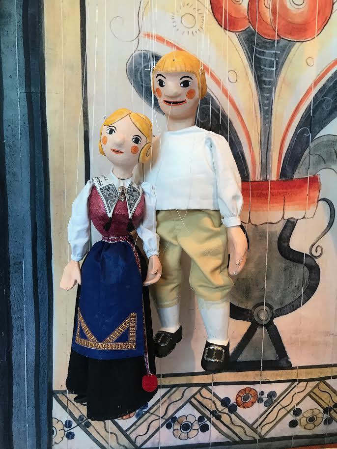Marit och Mats i sommarens marionettversion av Himlaspelet.