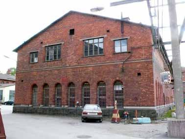 Flera mellanväggar på övre våningen är uppbyggda av slaggbetongplattor. Alla fasader har förändrats genom åren. Den funktionsskapade fönstersättningen har fortsatt anpassats för nya verksamheter.