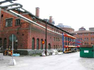 Flera portar har blivit fönster och sockelns granit har ambitiöst återskapats i betong. Flera ursprungliga portar är bevarade samt många gjutjärnsfönster.
