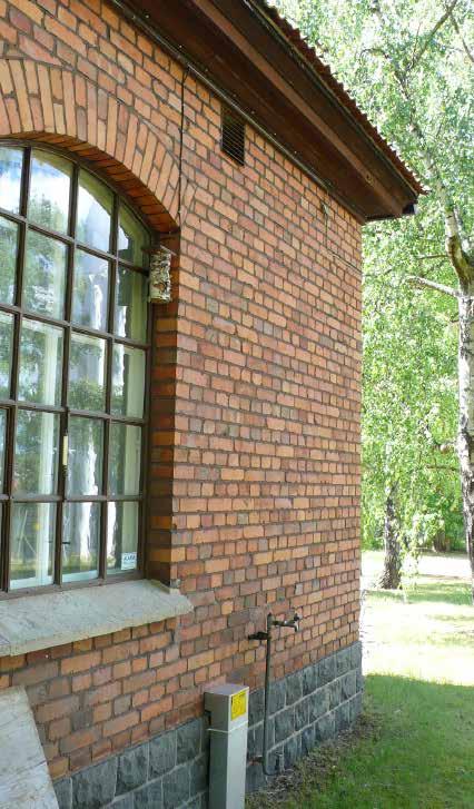 Gården framför byggnaden har tidigare varit trafikerad eftersom en infart, från Gasverksvägen in till produktionsområdet, passerat mellan förrådsbyggnaderna. 3 Stadsmuséets dokumentation från 1972.