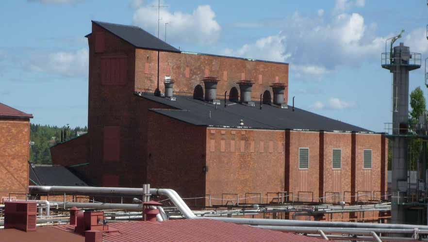 Fönstren består både av betongglas och vanliga kopplade träfönster. Takfallen är individuellt utformade på de olika byggnadsvolymerna, med det gemensamt att taksprången är minimala.