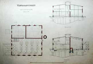 Det är en industribyggnad i rött tegel med många höga gavelfönster som ger byggnaden ett monumentalt uttryck där den ligger nära kolhamnen.