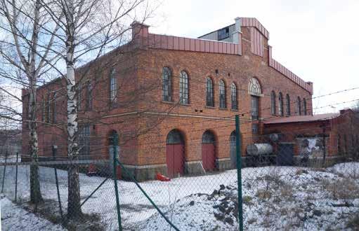 Det stora antalet gjutjärnsfönster (ca. 70 st.) är placerade och har olika mått som understryker byggnadens form genom att gavelfönstrens överkant följer takfallet.