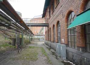 I samma mittaxel finns även två murstockar som ansluter till det likaledes murade trapphuset. Även bjälklaget åt väster består av stålbalkar mellan vilka flacka betongvalv gjutits.