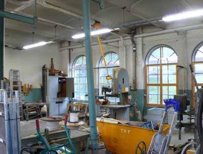 Tillbyggnaden innebar att verkstadhuset gick från att vara strängt regelbundet till att bli mer varierad. Ett antal fönster i våningen 1 tr.