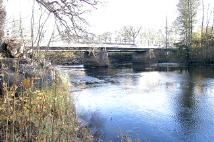 Em2. Emån, Emsfors Datum: 2001-10-30 Kommun: Oskarshamn Koord.: 633522 / 153920 Proverna togs 10-20 m uppströms bron, längs den norra stranden.