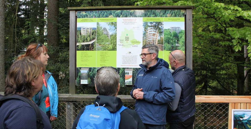 Bayerischer Wald har 1,3 miljoner besökare om året. De allra flesta besöker de platser som har besökscentrum och gör kortare vandringar. Få vandrar längre in i parken.