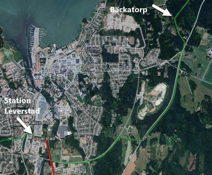 hörnet på ett stycke jordbruksmark. Därefter följer ledningen Marieforsleden, sedan en mindre väg, korsar ett skogsparti samt jordbruksmark innan den följer väg E20.