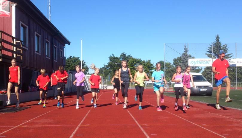 Mälaröspelen tog hon hem kvinnornas 100 m på 12,45, dock i lite för stark medvind för att det ska kunna klassas som nytt tävlings- och banrekord.