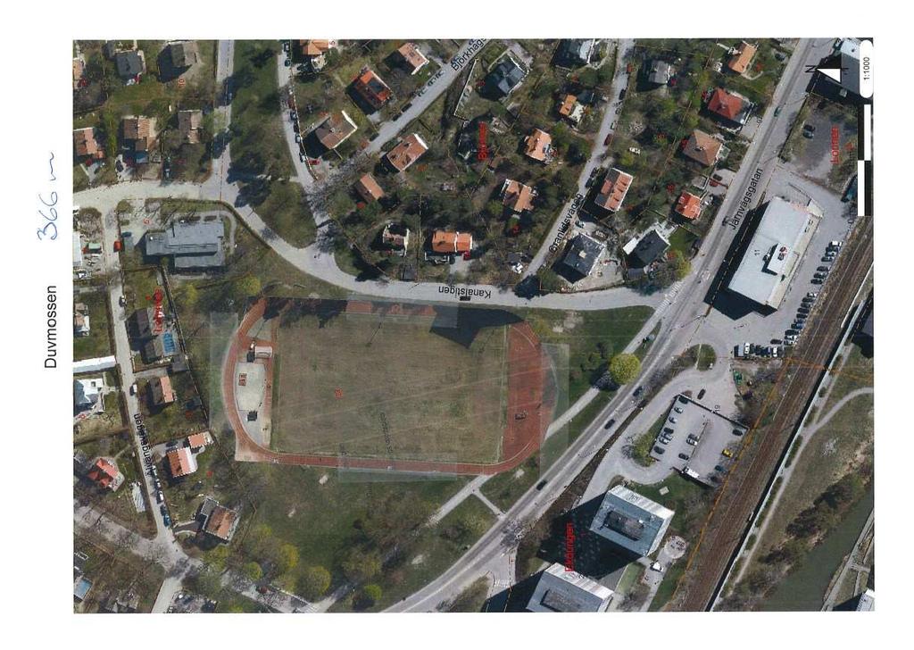 Multifunktionsbyggnaden på Sundbybergs IP föreslås placeras på de befintliga 366 m långa löparbanorna, vilket innebär att det behövs en ny placering för dessa.