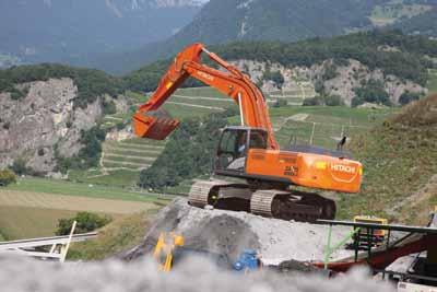 Förutom att minska utsläppen, bidrar ZAXIS 350 Automatiska avstängning till att förhindra bränsleslöseri samtidigt som ljudnivån i hytten hålls nere Kraftfull effektivitet Vi satsar också på att