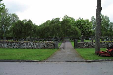 Runt den nya kyrkogården finns även där en mur av natursten och kluven sten, men denna mur är murad och har en vall på insidan. Höjden på muren är drygt en meter hög.