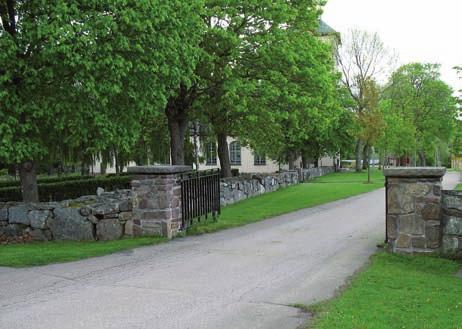 I södra delen av nya kyrkogården finns en ingång, som är en öppning i muren. Hela nya kyrkogården är öppen mot öster mot vägen.