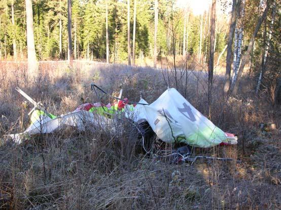 9 1.13 Medicinsk information Ingenting har framkommit som tyder på att förarens psykiska eller fysiska kondition varit nedsatt före eller under flygningen. 1.14 Brand Brand uppstod inte. 1.15 Överlevnadsaspekter Nedslaget var våldsamt och det fanns inga möjligheter till överlevnad.