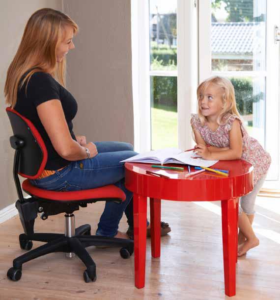 luna LUNA En stol för personer som måste sitta lågt, t ex lågstadielärare som arbetar med små barn.