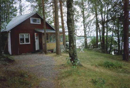 Stuga vid Övre Gla Not available 4-24/6, 9/7-18/8 3 rum och kök, 6 bäddar Köksutrustning, Spis, Kylskåp Va en ute, Torrtoale Sänglinne medtages 5 km ll Lenungshammar 10 m ll närmaste sjö (Övre Gla),
