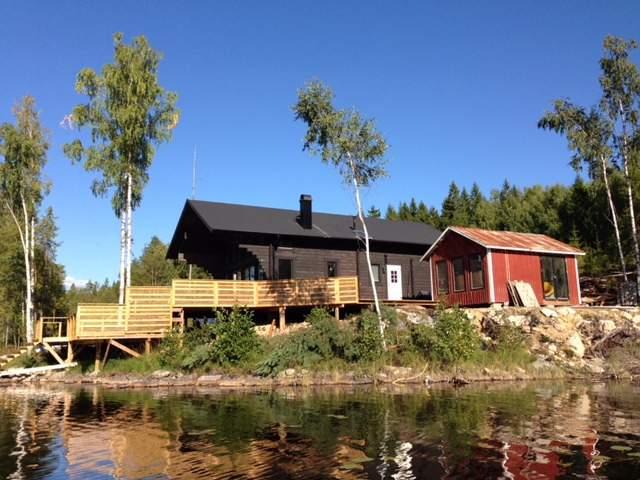 Stuga vid Älgsjön 4 rum + sovlo,6-10 bäddar, 72+35 m 2 Köksutrustning, Gasolspis, Gasolkylskåp, Kamin Varmt och kallt sjöva en, Dusch, Torrtoale inne, Grill ute Solenergi, Båt & trampbåt ingår,