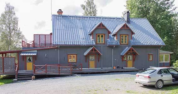 lämplig för familjer med barn under 8 år, 1,5 km ll närmaste sjö (Yxesjön), 16 km ll Lenungshammar 2 Zimmer und Kochnische, Schlafplatz im Dachboden, 5 Be en, 50 qm, Küchenausstaltung, Geschirr,