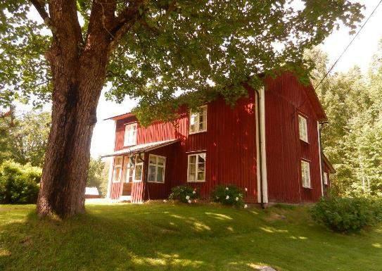 Stuga Näbberud, Sigfidstorp Not available 29/6-2/7 4 rum och kök, 4 bäddar, 42 m 2 Köksutrustning, Elpla or 2 st, Kylskåp med plats i frys Varmt och kallt va en, Dusch och WC Sänglinne medtages 150 m