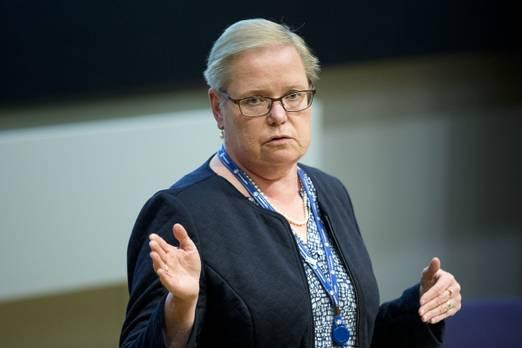 kärnkraftsbolagen tycker att de ska få granska vår granskning, säger Hans Lindblad. Eva Halldén, vd för för Svenskt Kärnbränslehantering.