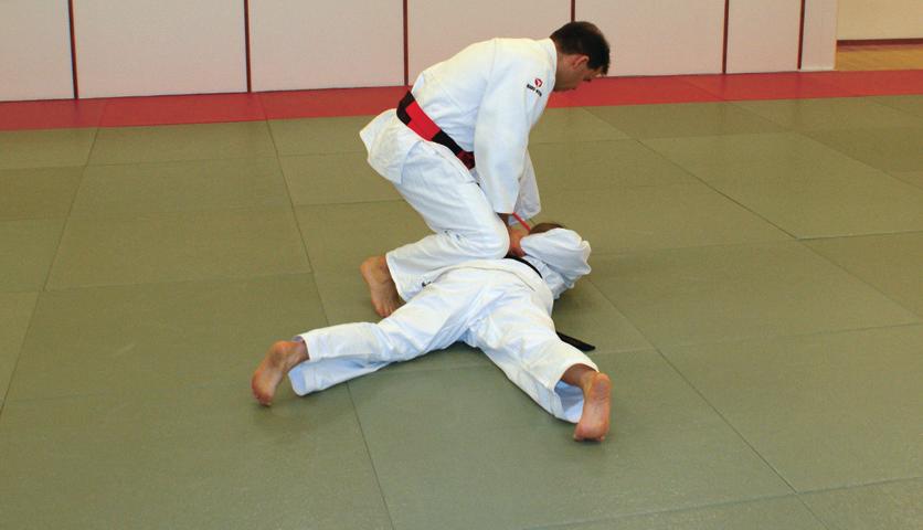 Fortsätt att pressa på ukes armbåge framåt nedåt KIZAMI TSKI 1 IRIMI NAGE 4 vänd uke på mage. UDE OSAE 4 tills uke ligger på mage.