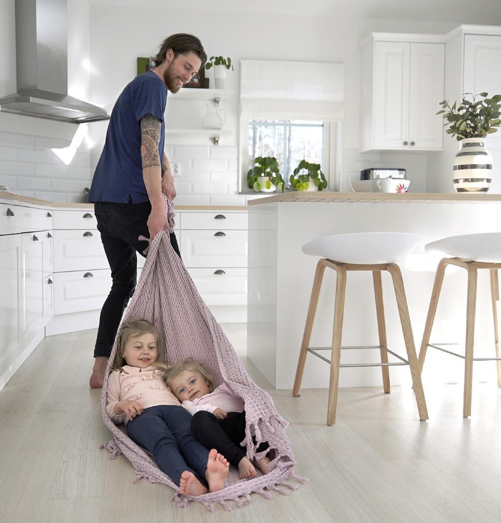 Kök Att laga mat tillsammans med familj och vänner är ett härligt sätt att umgås. Ett välplanerat kök rymmer matgrupp, bra arbetsytor, rätt vitvaror och smart förvaring.