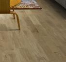 Levereras med vit golvsockel. Ek Limestone, vitpigmenterad.