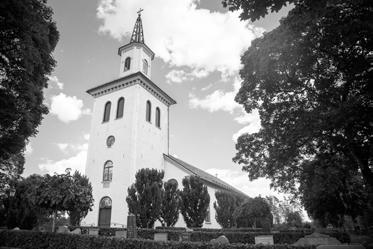 Benen börjar nu bli lite möra och en skön känsla infinner sig när vi får syn på klocktornet på Månsarps kyrka. Väl där har vi vandrat cirka elva kilometer och det är lagom för denna gång.