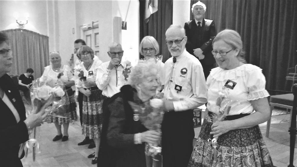 Christina Bergström tackar alla squaredansare med en ros. lyste solen på oss när vi med olika färdmedel tog oss till Västra Trädgårdsgatan. Roligt att träffas igen.