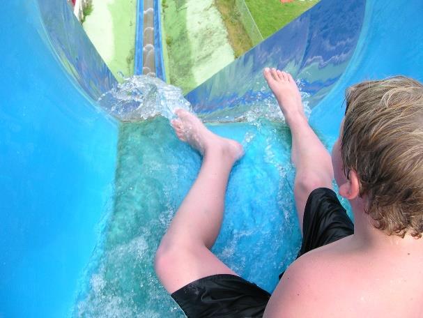 Vilken hastighet hade bollen när den studsade bort från ribban på 2,0 meters höjd över golvet? 3. Jimmy är på ett bygge och köper virke till sin sommarstuga.