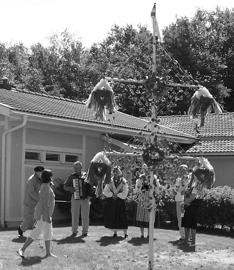 Det skulle vara väldigt trevligt om ni ville fira midsommar tillsammans med oss!